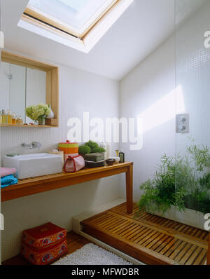 Waschbecken auf hölzernen Tisch mit Spiegel über Stockfoto
