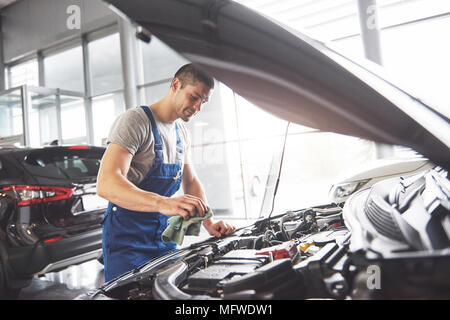 Automechaniker in der Garage arbeiten. Reparatur Service Stockfoto