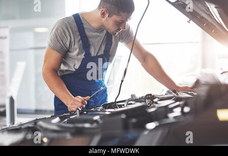 Automechaniker in der Garage arbeiten. Reparatur Service Stockfoto