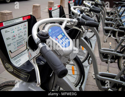 Mocow, Russland - Juli 07, 2017: Fahrräder auf dem Parkplatz des automatischen Verleih, der Stadt Moskau Stockfoto