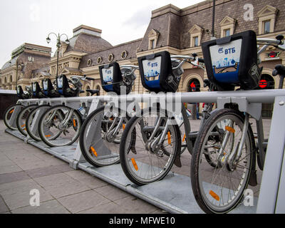 Mocow, Russland - Juli 07, 2017: Fahrradverleih in der Nähe einer der Moskauer Metro Stationen Stockfoto