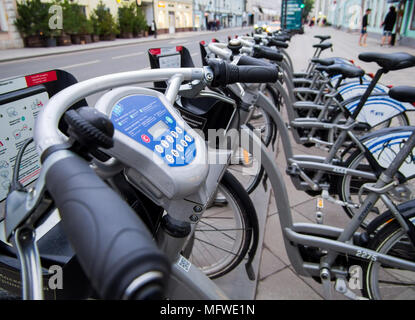 Mocow, Russland - Juli 07, 2017: Fahrräder, die zu einem street Autovermietung in Moskau Stockfoto