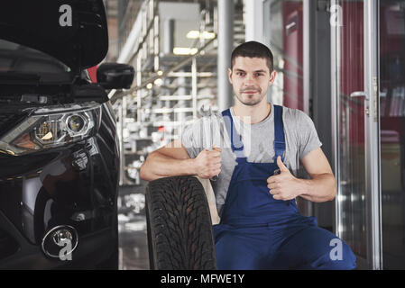 Nahaufnahme von Mechaniker, ok Geste mit seinem Daumen halten Sie einen Schraubenschlüssel Stockfoto