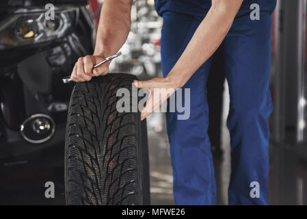 Nahaufnahme von Mechaniker, ok Geste mit seinem Daumen halten Sie einen Schraubenschlüssel Stockfoto