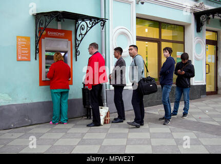 Mocow, Russland - Juli 07, 2017: Die Warteschlange an einer Straße ATM Stockfoto