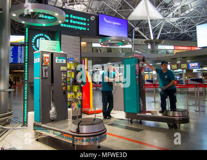 Mocow, Russland - Juli 08, 2017: Verpacker Flughafen Vnukovo Gepäck erwarten Kunden Stockfoto