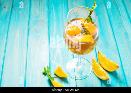 Negroni Cocktail mit einer Orange auf Blau Holz Tisch. Stockfoto