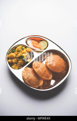 Aloo Braten oder Bombay Kartoffeln und Puri/Poori in Edelstahl ovale Platte, selektiven Fokus Stockfoto