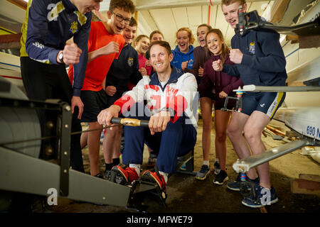 Mannschaft GB Athlet, Matt Langridge an der Leeds Ruderverein im Gespräch mit seinen jungen Mitgliedern Stockfoto