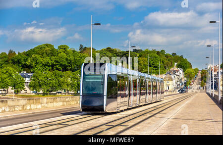 Drahtlose Straßenbahn auf Pont Wilson Bridge in Tours - Frankreich Stockfoto