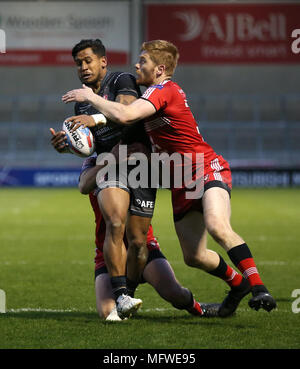 Salford Roten Teufel Kris Welham (rechts) packt St Helens Ben Barba während der Betfred Super League Match am AJ Bell Stadium, Salford. Stockfoto