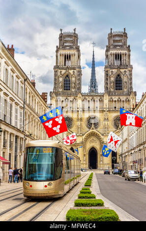 Straßenbahn auf Jeanne d'Arc Straße in Orleans - Frankreich Stockfoto