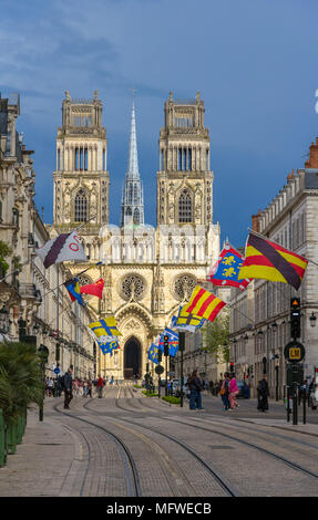 Ansicht der Kathedrale von Orleans Jeanne d'Arc Street - Frankreich, C Stockfoto