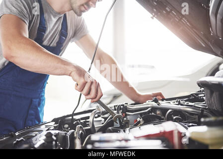 Bild mit muskulösen car service Arbeitnehmer Instandsetzung des Fahrzeugs Stockfoto