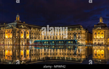 Straßenbahn auf dem Place de la Bourse in Bordeaux - Frankreich Stockfoto