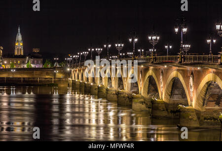 Nachtansicht von Pont de Pierre in Bordeaux - Aquitanien, Frankreich Stockfoto