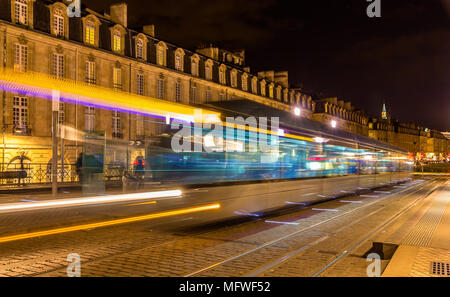 Straßenbahn in Bewegung in Bordeaux - Frankreich, Aquitaine Stockfoto