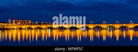 Nachtansicht von Pont de Pierre in Bordeaux - Aquitanien, Frankreich Stockfoto