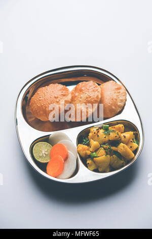 Aloo Braten oder Bombay Kartoffeln und Puri/Poori in Edelstahl ovale Platte, selektiven Fokus Stockfoto