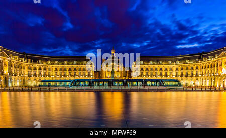 Straßenbahn auf dem Place de la Bourse in Bordeaux - Frankreich Stockfoto