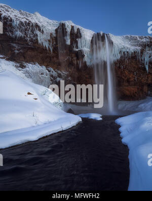 Gefrorenen Wasserfall Seljalandsfoss im Winter im Süden Islands Stockfoto