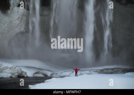 Selfie am Wasserfall Skogafoss im Winter, Island Stockfoto