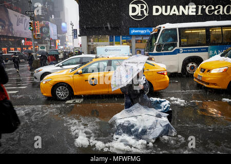 Manhattan in New York City, Street Pflaster Trader von einem Schneefall in der Nähe von Times Square abgedeckt Stockfoto