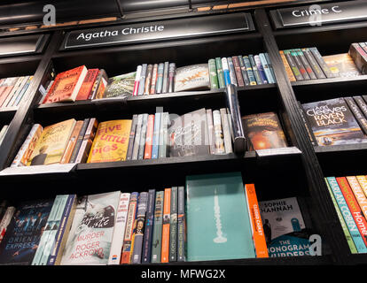 Agathie Christie Taschenbücher in Waterstones Buchhandlung. Großbritannien Stockfoto