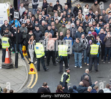 Sunderland Newcastle United Fans verspotten Fans, die zum Stadion vom Bahnhof Newcastle v Sunderland match begleitet werden. Großbritannien Stockfoto