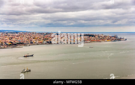 Panorama von Lissabon aus Almada, Portugal Stockfoto