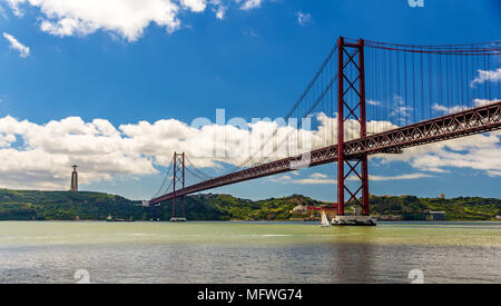 Blick auf die Brücke "25 de Abril" - Lissabon, Portugal Stockfoto