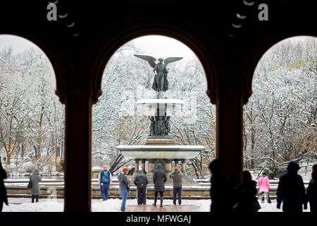 Manhattan in New York City Ostern Schnee Grand Central Park, Bethesda Fountain im Bethesda Terrasse Stockfoto