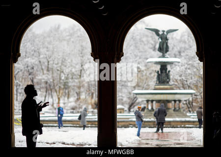 Manhattan in New York City Ostern Schnee Grand Central Park, Bethesda Fountain im Bethesda Terrasse an ein strassenmusikant singt für Touristen Tipps Stockfoto