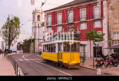 Alte Straßenbahn in Lissabon - Portugal Stockfoto