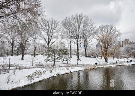 Manhattan in New York City Ostern Schnee Grand Central Park, von der Bow Bridge Blick in die See Stockfoto