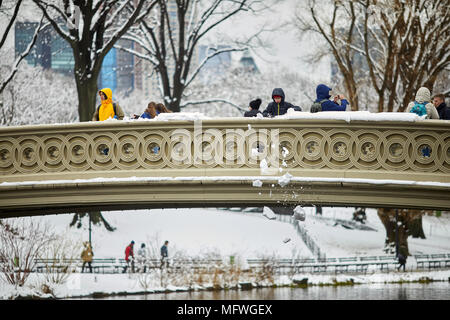 Manhattan in New York City Ostern Schnee Grand Central Park, 1862 Fußgängerzone bogen Brücke mit einem dekorativen Geländer bekannten romantischen Ort. W Stockfoto