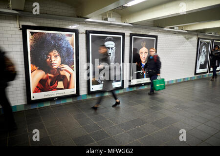 Manhattan in New York City Apple iPhone x Werbeplakate von selfies an Tomes Platz der U-Bahn Stockfoto