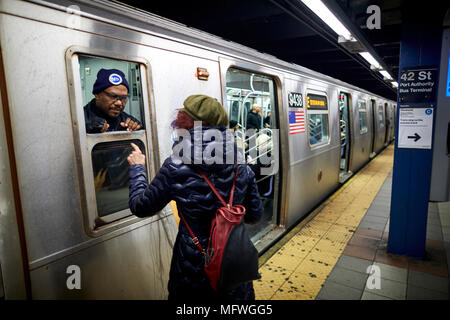 Manhattan in New York City MTA U-Bahn E Zug Arbeiter hilft eine Dame mit Wegbeschreibung Stockfoto
