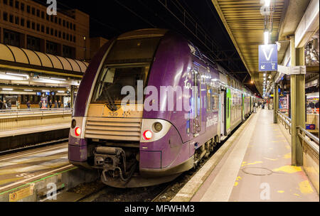 LYON, Frankreich - Januar 07: SNCF Doppeldecker Regionalbahn auf Stockfoto