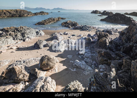 An der felsigen Küste bei Ebbe von Llandwyn Insel in Nord Wales, Großbritannien Stockfoto