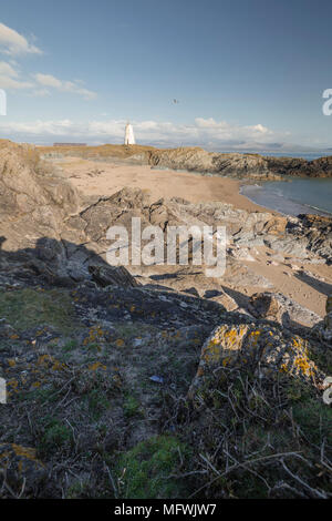 Warmes Sonnenlicht über Tidal island Llanddwyn in Anglessey, Nord Wales, Großbritannien Stockfoto