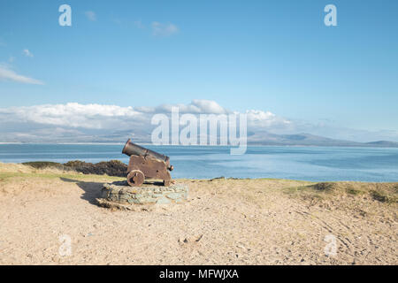 Alte Kanone in der Nähe von Pillot Cottages mit Hügeln von Snowdonia im Hintergrund auf Ynys LLandwyn Insel Anglesey, North Wales, UK Stockfoto