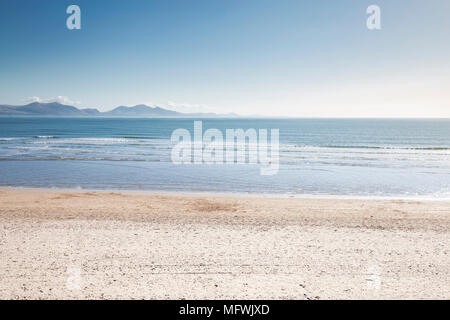 Leere Sandstrand von ynys Llanddwyn auf hellen, sonnigen Tag in Anglesey, North Wales, UK Stockfoto