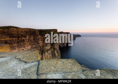 Die Klippen von Moher, die Irelands Meistbesuchte natürliche Touristenattraktion Stockfoto
