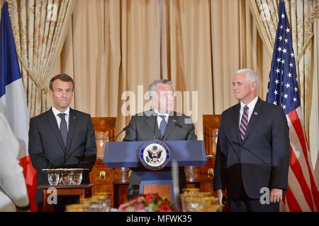 Die USA handeln, Staatssekretär John Sullivan, Mitte, liefert Erläuterungen als Vice President Mike Pence, Links, und der französische Präsident Emmanuel Längestrich Blick auf während an der staatlichen Mittagessen des US-Außenministeriums, 24. April 2018 in Washington, DC. Längestrich ist auf einem Staatsbesuch in Washington, der erste Präsident seit Trump Amt übernahm. Stockfoto