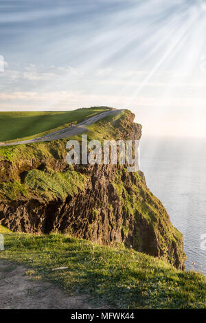 Die Klippen von Moher, die Irelands Meistbesuchte natürliche Touristenattraktion Stockfoto