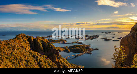 Blick vom Mount Festvagtinden oberhalb des Dorfes Henningsvær in Norwegen Stockfoto