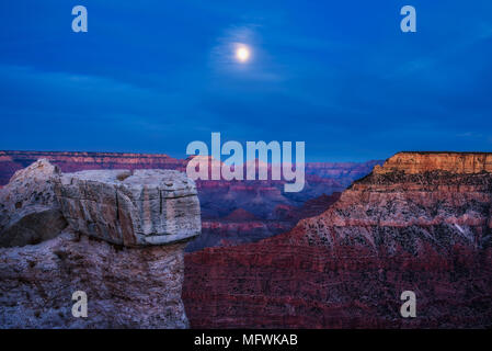 Nachthimmel mit Vollmond über Grand Canyon Stockfoto