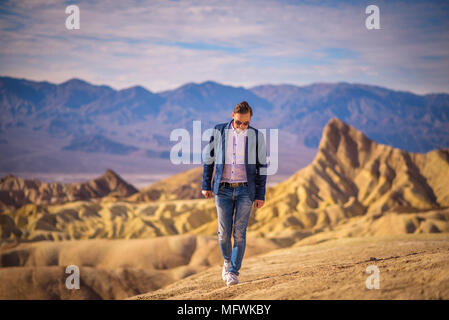 Junger Mann allein in der Wüste von Death Valley Stockfoto