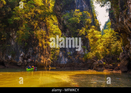 Kajak unter hohen Klippen in Thailand Stockfoto